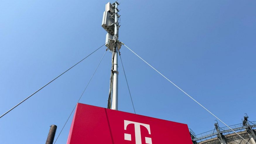 Operátoři mohutně posilují signál na Colours of Ostrava. T-Mobile přivezl nejnovější „T-Budku“