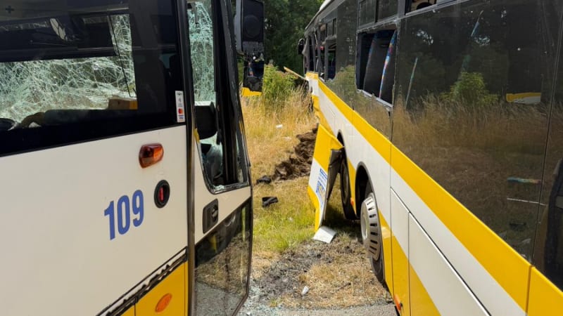 Vážná srážka autobusů u Znojma: Zranilo se 47 lidí, zasahuje velkokapacitní sanitka