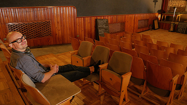 Nohy na sedačku a drink u filmu. V Novém Městě oživují kino jako světový unikát