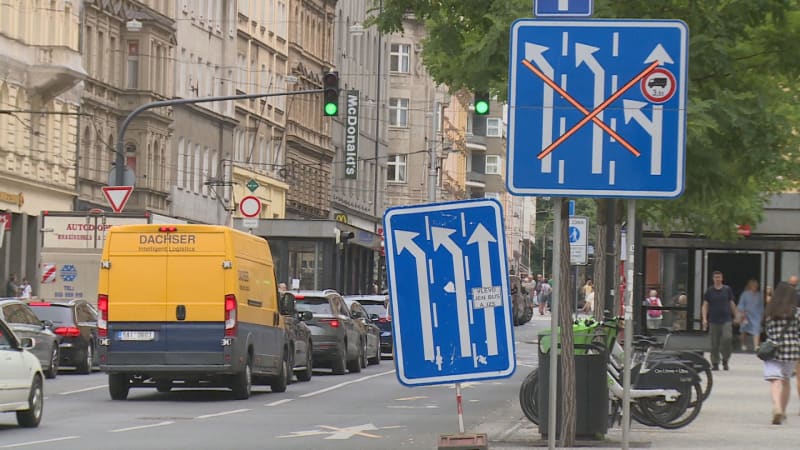 Turkova kauza poukazuje na dopravní chaos. Značky v Praze matou řidiče, expert shrnul pravidla