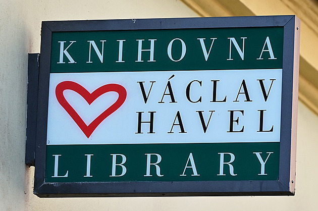Z Knihovny Václava Havla někdo odstranil obě loga. Pachateli hrozí pokuta