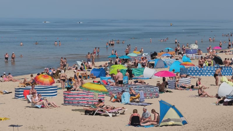 Dovolenou kupte co nejdříve, letadlo se může vyplatit. Ekonom poradil levnější varianty