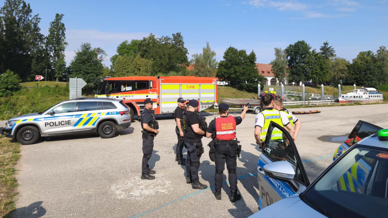 Skočil z mostu do Vltavy a zmizel. V Českých Budějovicích po muži pátraly desítky policistů