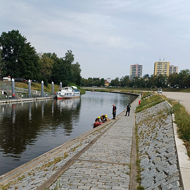 Muž v Budějovicích skočil do Vltavy, policisté ho našli u jeho známého