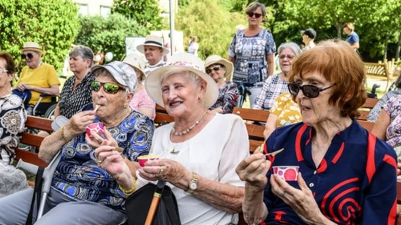 Důchodci nad 80 let by si mohli polepšit. Vláda schválila změny v penzích, oznámil Juchelka