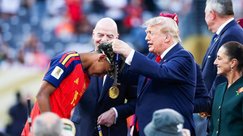 Trumpovy krušné chvíle: Čelil bučení, hvězda ho ignorovala a šéf FIFA vyháněl z pódia