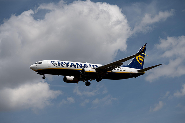 Ryanair hlásí nečekaný propad zisků. Válka zdražila paliva a přiměla pasažéry váhat