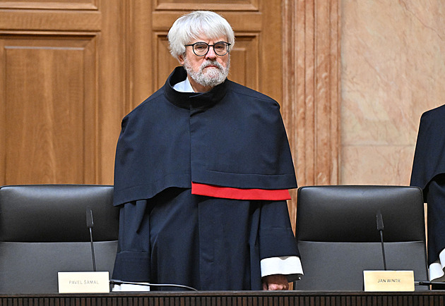 Projevili soudní aktivismus, říká vláda. Chce vyřadit Šámala z kompetenční žaloby