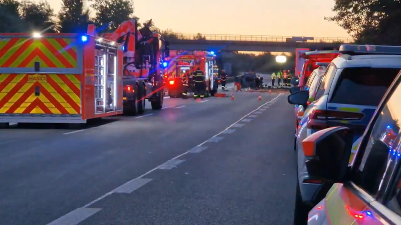 Tragická nehoda u Hodonína: Po střetu s kamionem začalo auto hořet, jeden člověk zemřel