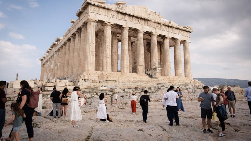 Útočník pobodal u paláce Akropolis v Athénách dva lidi. Policie ho zadržela