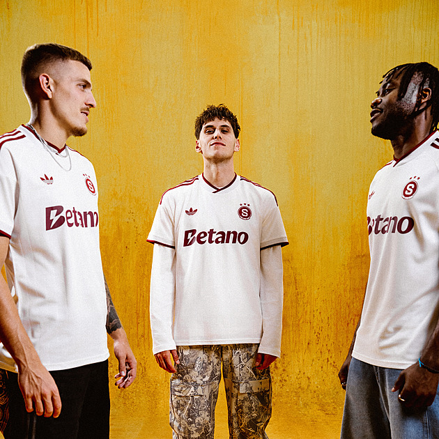 Sparta představila venkovní dresy, lidem je v Praze prodávali Vydra s Vojtou
