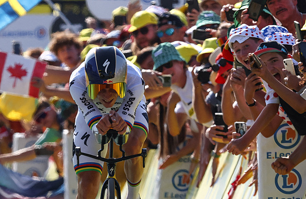 Evenepoel má druhou etapu v řadě. Časovce vládl, Lipowitz po pádu končí