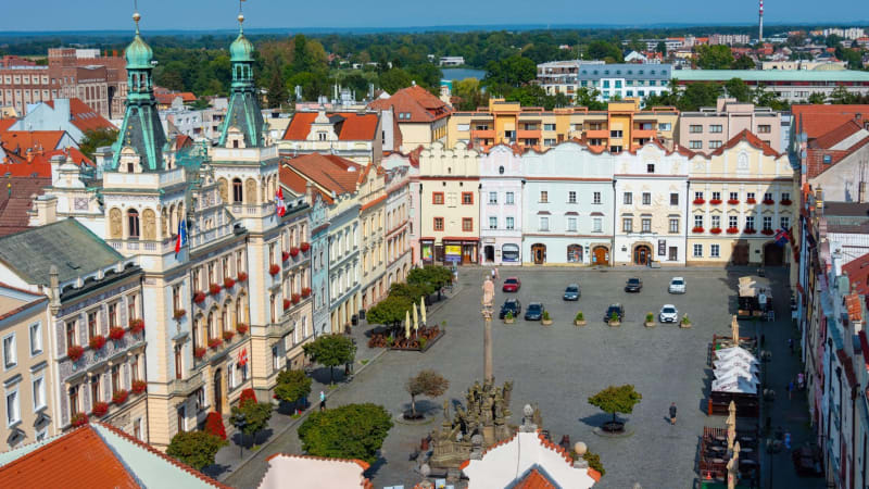 Opilci se oddávali sexu na rušné pardubické ulici. Vášeň zhasila až policejní hlídka