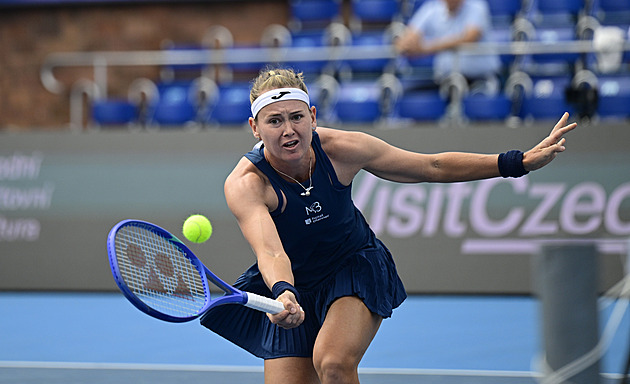 Obhájkyně titulu Bouzková prošla v Praze do čtvrtfinále. Může vyzvat Valentovou