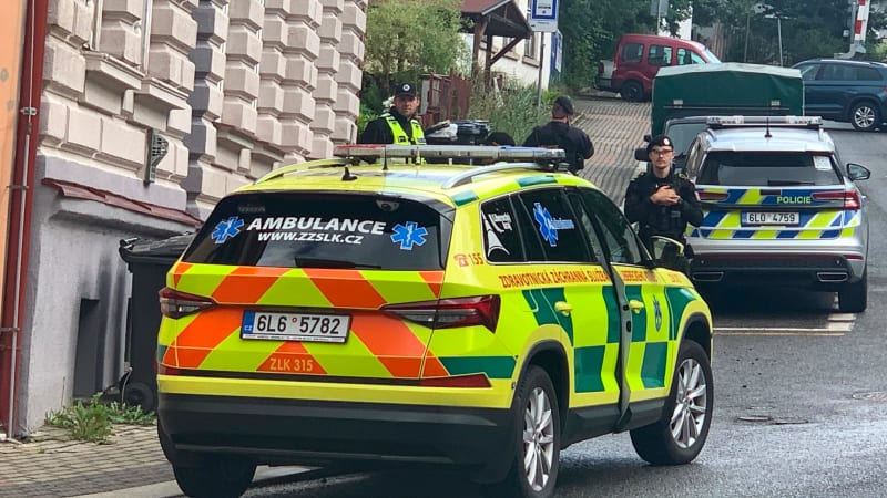 Smrt dítěte v Jablonci šetří policie jako vraždu. Matka se pokusila zabít i sebe, tvrdí zdroj