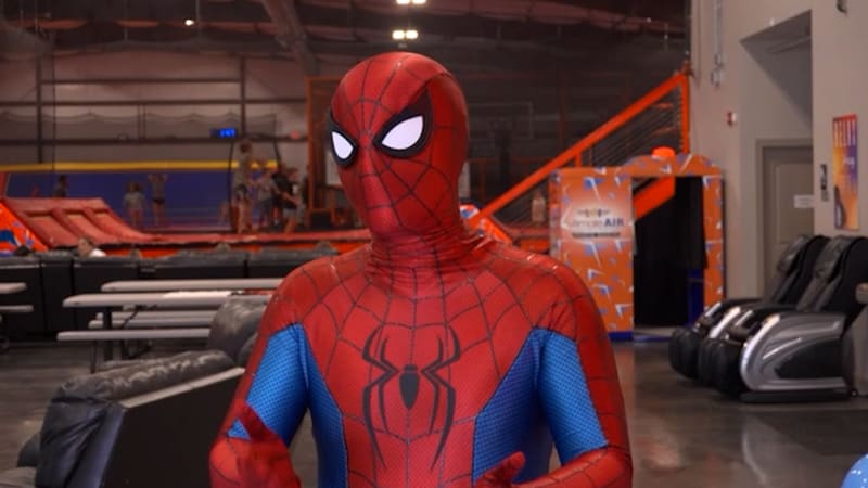Vozíčkáře spasil na přechodu Spider-Man. Video ukazuje hbitý zásah amerického „superhrdiny“