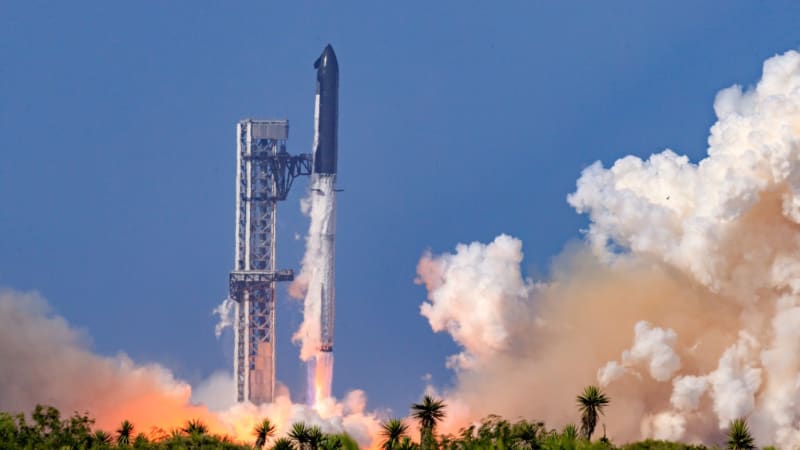 OBRAZEM: Starship úspěšně dokončila svou misi. Tahle raketa má dopravit lidi na Měsíc