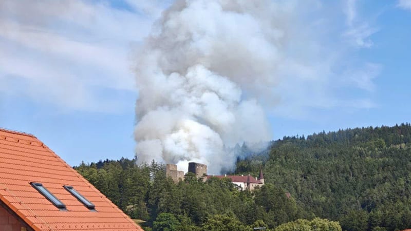 Na Klatovsku hoří hektary lesa. Hasičům se podařilo požár ve složitém terénu lokalizovat