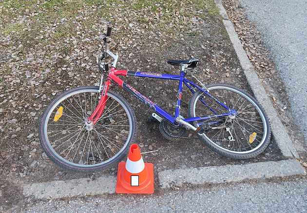 Cyklistka bez helmy přejela do protisměru a havarovala. Na místě zemřela