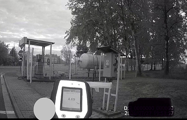 Opilec sotva stál, přesto jel na benzinku pro další alkohol. Nadýchal pět promile