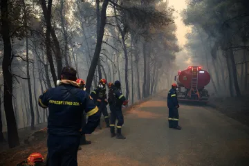Požár v řeckém letovisku dosáhl moře, ve Francii pomůžou i ukrajinští hasiči