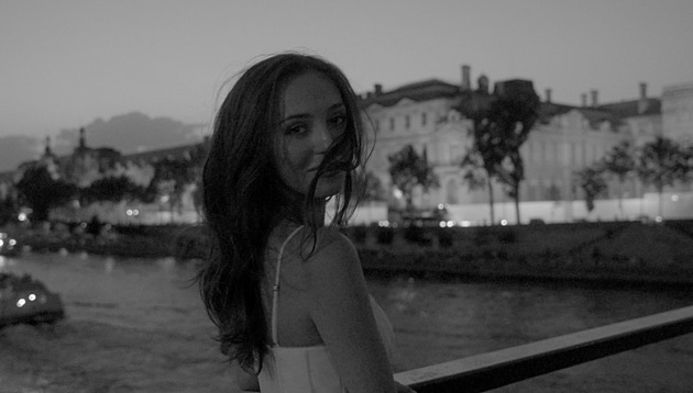 Charlotte Gott vydala klip ke skladbě Paris. Natáčelo se přímo v ulicích města